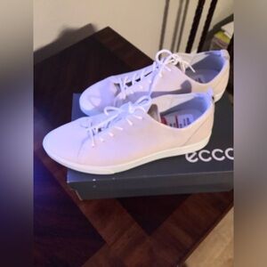 NWTS Ecco Womens beige leather sneaker shoes. Size 43m.
